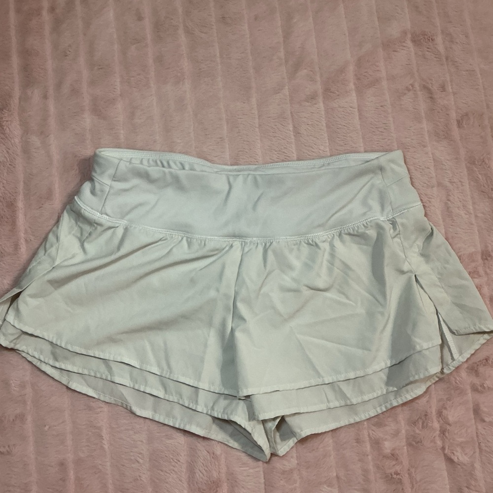White Athletic Shorts with Stretchy Fabric and Wide Waistband